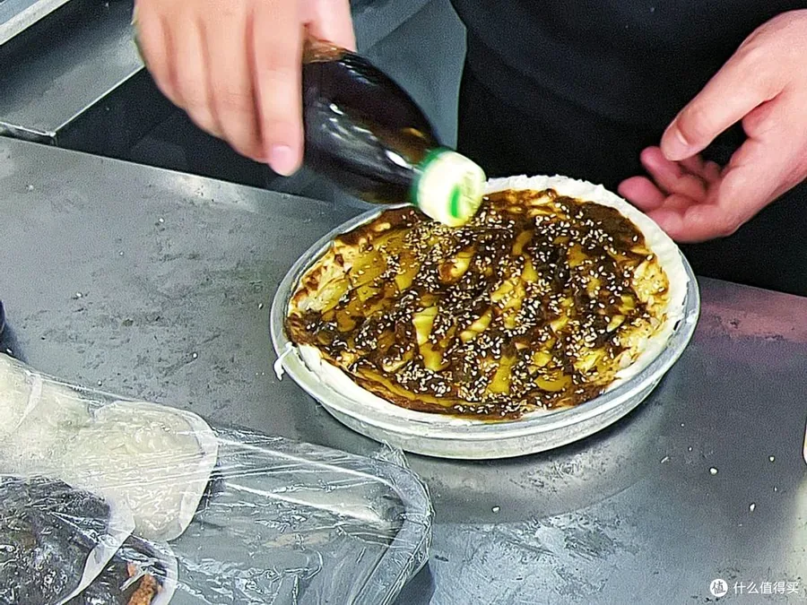 淋着香油、撒满芝麻的簸箕炊