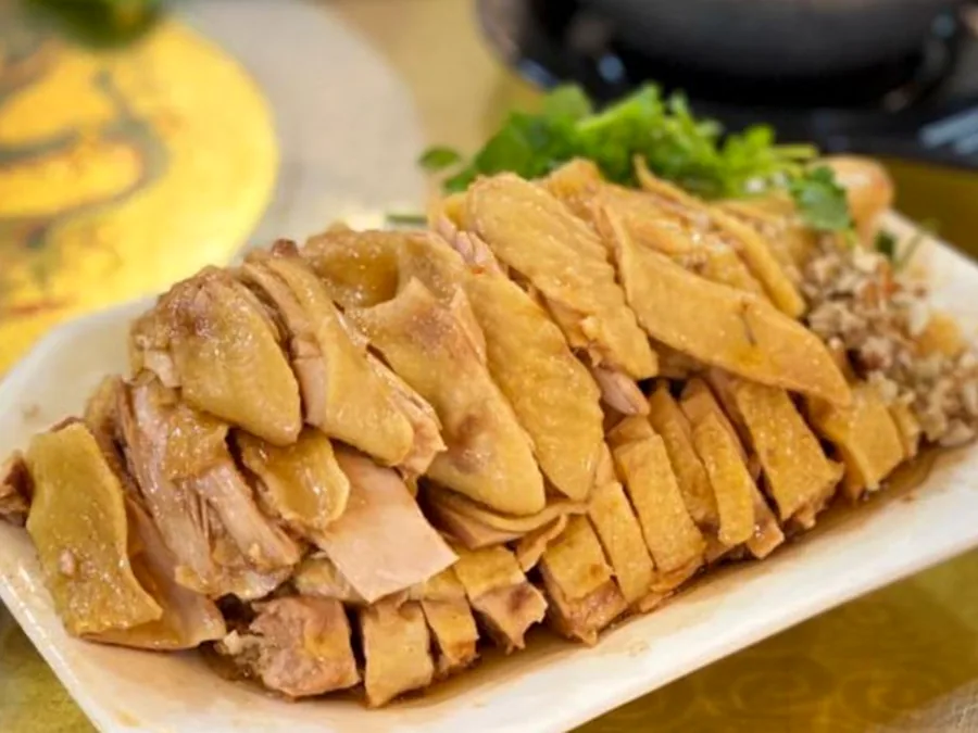 化州香油鸡，皮薄肉嫩，铺满沙姜和香菜